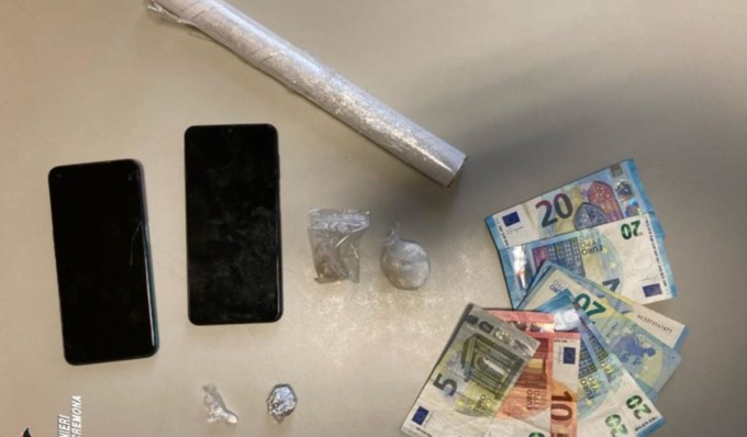 Blitz antidroga nelle campagne, fermato 23enne sorpreso a vendere cocaina
