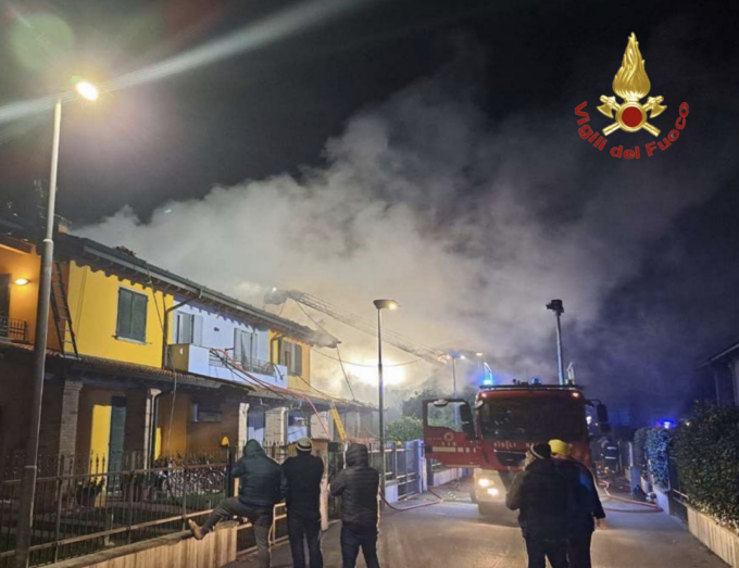 In fiamme il tetto di una villetta nel Cremasco, mamma e figlie illese