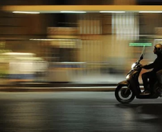 Cade con il motorino e si fa male, 30enne positivo all’alcol test