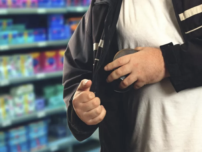 Furto al supermercato, nascondono 360 euro di prodotti di bellezza nei giubbetti e scappano
