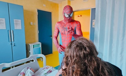 In Pediatria arriva Spiderman: "Passami i superpoteri, mi servono per guarire presto"