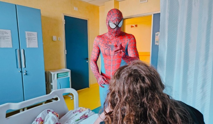 In Pediatria arriva Spiderman: “Passami i superpoteri, mi servono per guarire presto”