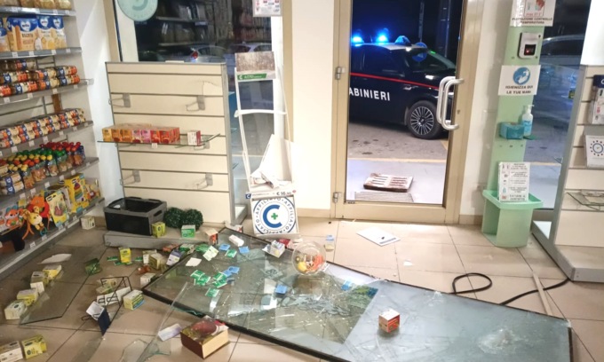 Rubano un’auto nel Cremonese e devastano sei negozi in una notte, è tornata la banda del tombino