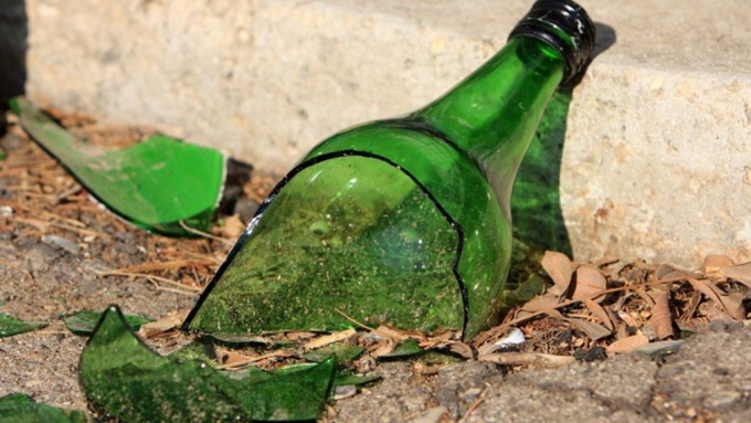 Scoppia la lite nel bar, padre 48enne colpito sul volto da una bottiglia: finisce in ospedale