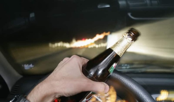 Ubriaca al volante invade la corsia opposta e si schianta contro un’altra vettura