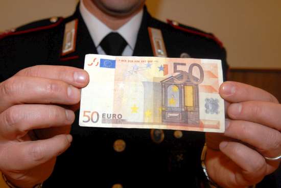 Tentano la truffa della “moltiplicazione dei soldi” a Rivolta d’Adda ma il commerciante non ci casca