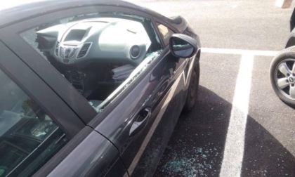 Parcheggia l'auto al Centro Commerciale, al ritorno trova un finestrino in frantumi e il portafoglio rubato