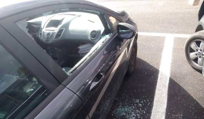 Parcheggia l’auto al Centro Commerciale, al ritorno trova un finestrino in frantumi e il portafoglio rubato