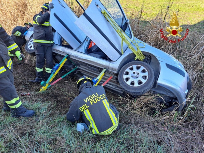 Sbanda in tangenziale e finisce nel fosso, attimi di paura per una 69enne