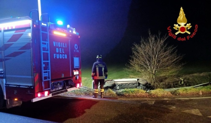 Esce di strada con l’auto e si ribalta in un fosso, conducente illesa
