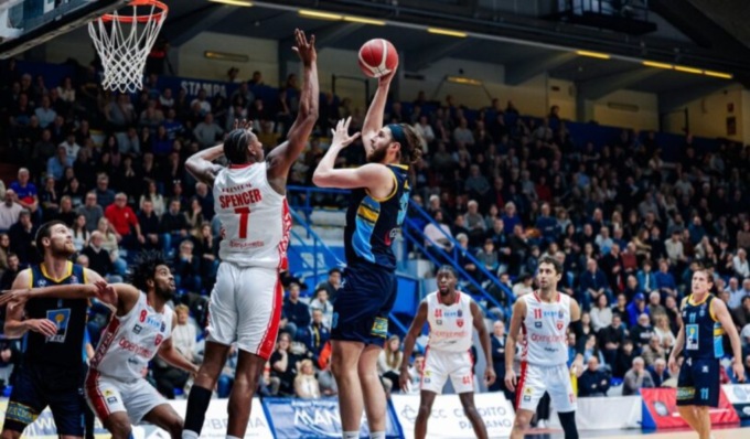 L’Openjobmetis Varese espugna il PalaRadi, contro la Vanoli finisce 83-82