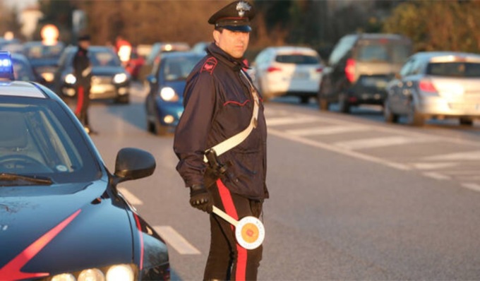 Al controllo non ha i documenti, poi si scopre che è irregolare sul territorio nazionale