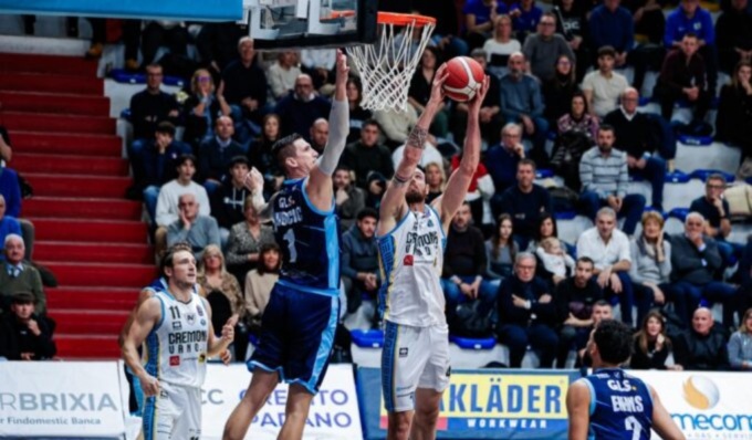La Vanoli Cremona torna alla vittoria, Napoli cede 90-83