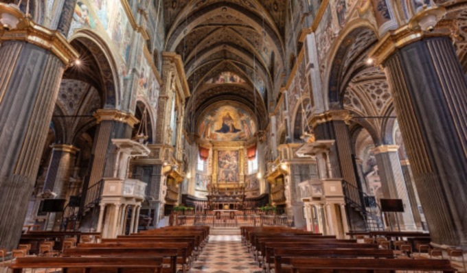Urla e piange in Duomo durante la Messa: guai per una 28enne con il divieto di ritorno a Cremona