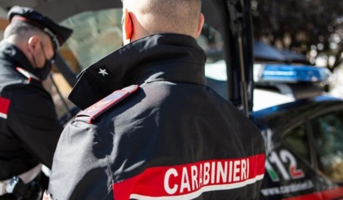 Ruba la borsa da una macchina e poi preleva 2mila euro con le carte