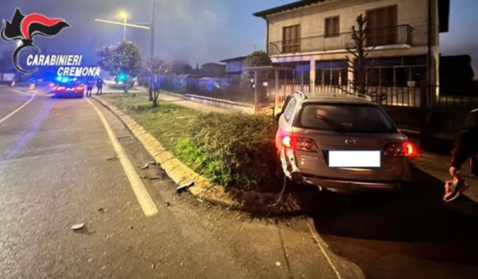 L’inseguimento termina contro un palo della luce, in tasca del 23enne trovata cocaina