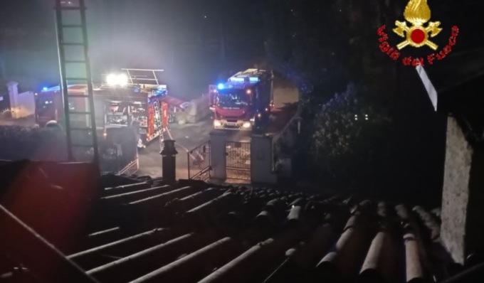 A fuoco il sottotetto di un’abitazione, in via Vallerana arrivano i Vigili del Fuoco