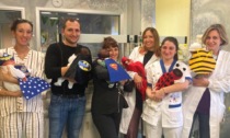 Al nido dell'ospedale di Cremona, i nuovi nati festeggiano il loro primo carnevale con i costumi realizzati dalle infermiere
