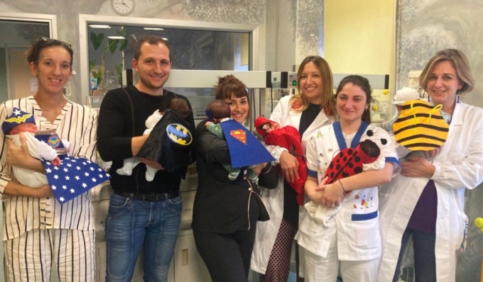 Al nido dell’ospedale di Cremona, i nuovi nati festeggiano il loro primo carnevale con i costumi realizzati dalle infermiere