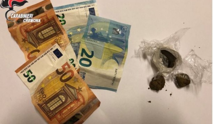 Trovato con hashish durante un controllo alla circolazione, guai per un 23enne