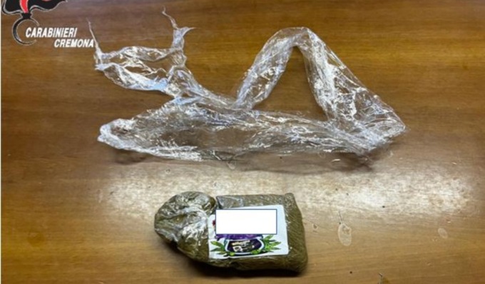 Oltre un etto di hashish nelle parti intime, 19enne denunciato per spaccio