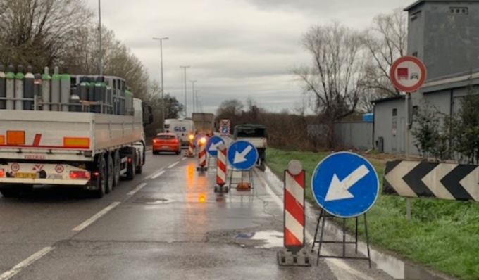 Piogge abbondanti e buche, chiusa al transito una corsia di via Nazario Sauro
