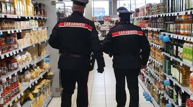 Rubano prodotti alimentari all’interno di un supermercato, tre donne nei guai