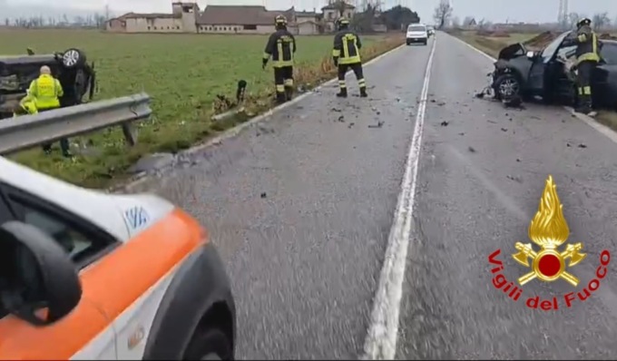 Schianto frontale tra due auto, una finisce in un fosso: due feriti gravi