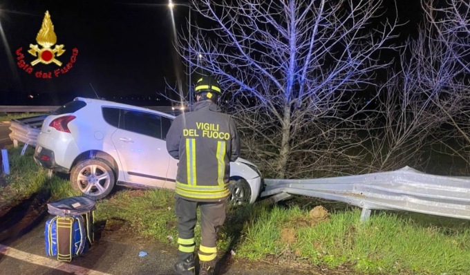 Tira dritto a una rotonda e si schianta contro il guard rail, 25enne in ospedale