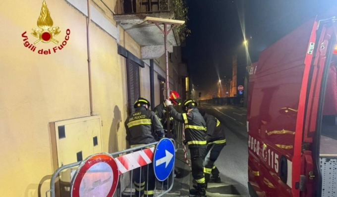 Furgone urta un balcone che cede parzialmente, arrivano i Vigili del Fuoco