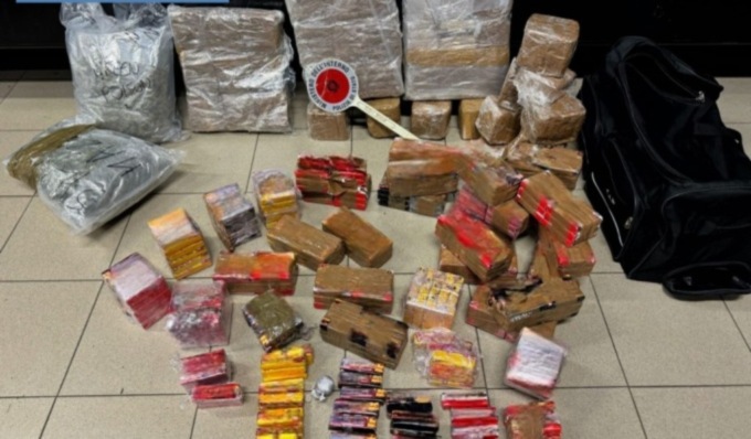Fermato a Crema, in auto 30 chili di hashish: altri 30 nell’albergo dove era domiciliato