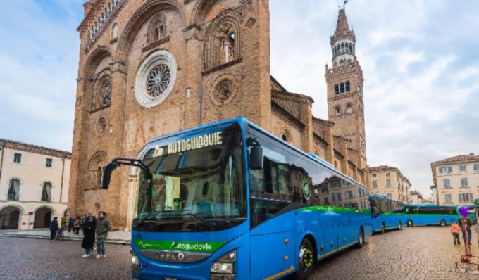 Salgono sul bus senza biglietto e si rifiutano di scendere, il mezzo accumula un’ora di ritardo