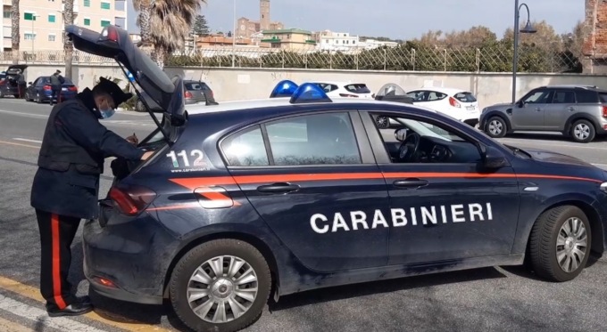 Si aggira con fare sospetto, in tasca un coltello ed eroina: 27enne denunciato