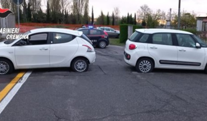 Tentativo di furto in azienda di cosmetici: bloccano la strada con due auto, ma il colpo fallisce