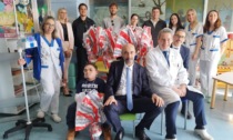 I calciatori della Cremonese in visita alla Pediatria del Maggiore, donate 40 uova di Pasqua