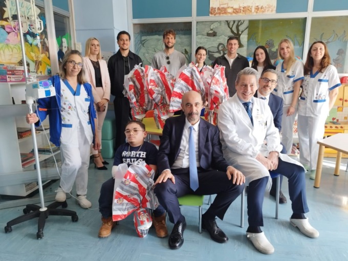 I calciatori della Cremonese in visita alla Pediatria del Maggiore, donate 40 uova di Pasqua