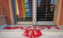 Attacco alle sedi del Pd e della Cgil di Crema, le scritte dei vandali: "Politici pro vax assassini"