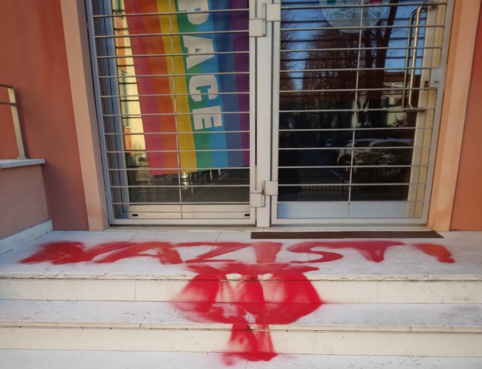 Attacco alle sedi del Pd e della Cgil di Crema, le scritte dei vandali: “Politici pro vax assassini”