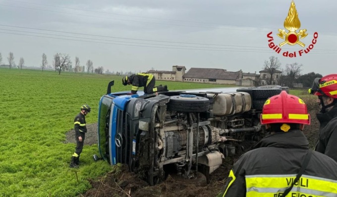 Incidente a Dovera, camion esce di strada e si ribalta in un campo