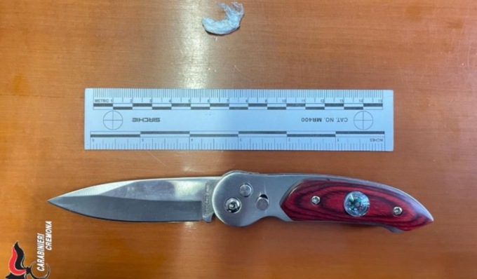 Trovato con cocaina e un coltello a serramanico, guai per un 21enne