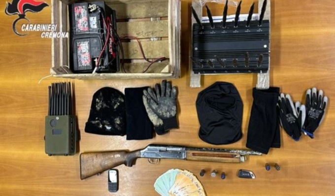 Non si fermano all’alt e scatta l’inseguimento: trovati con fucile, passamontagna e guanti