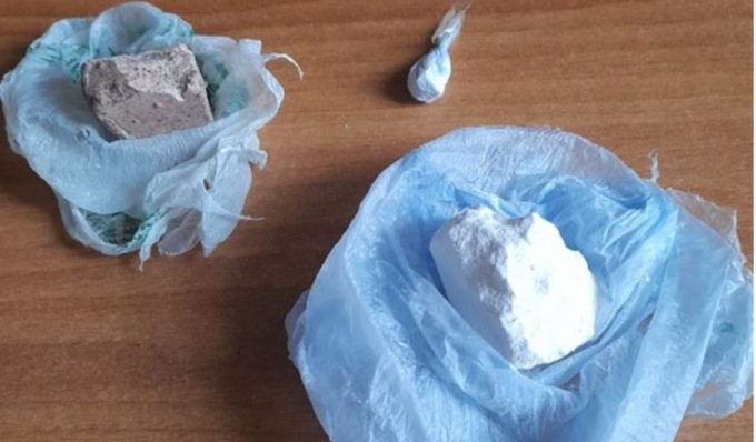 Sotto il sedile dell’auto nascondono cocaina ed eroina, guai per coppia di 30enni