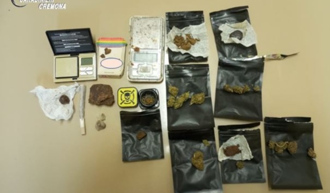 Hashish nascosta nelle parti intime e dosi pronte per la vendita a casa