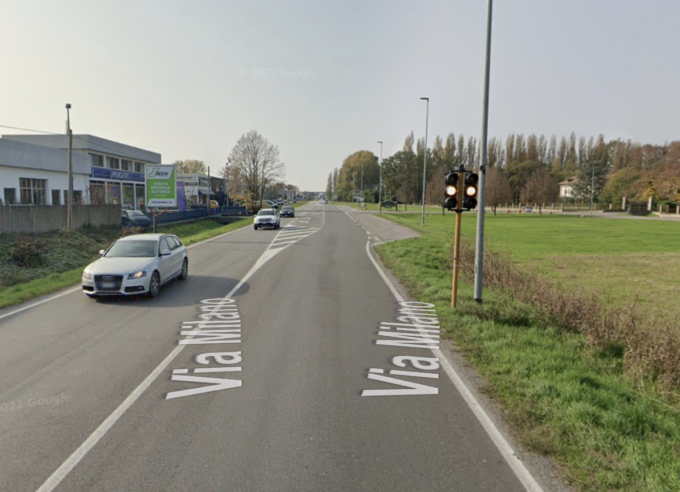 Scontro tra quattro auto al semaforo, traffico bloccato a Crema