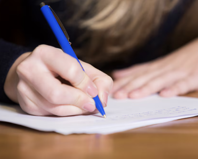 I compiti in classe sono perfetti ma li ha scritti l’intelligenza artificiale, scoppia il caso in una scuola di Cremona