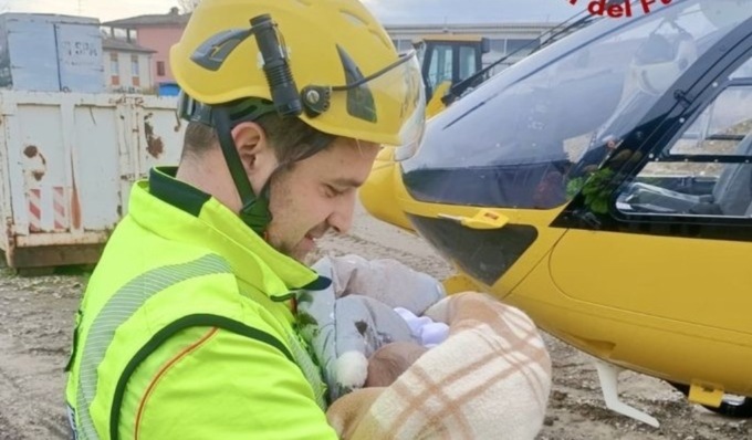 Neonato ferito in un incidente in A21, la commovente foto del soccorritore neo papà che lo culla