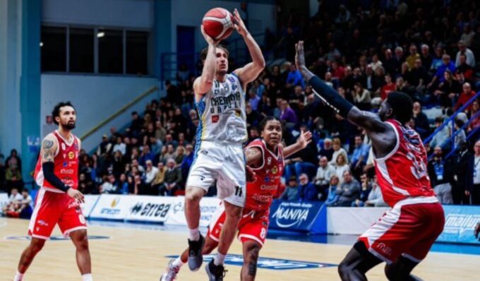 Pesante sconfitta per la Vanoli Cremona, al PalaRadi si impone l’Estra Pistoia 74-67