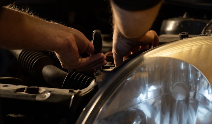 Nell’autofficina abusiva anche due lavoratori in nero, scatta il sequestro
