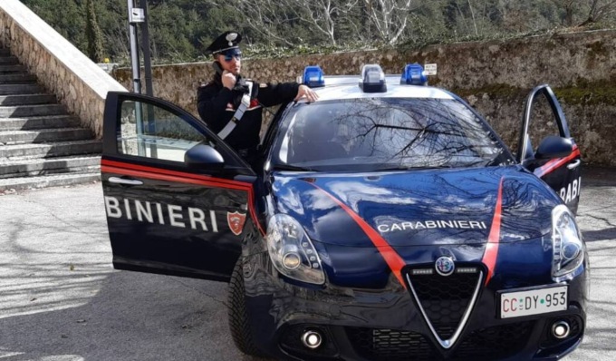 Base di spaccio in cascina abbandonata, sequestrati droga e materiale per il confezionamento