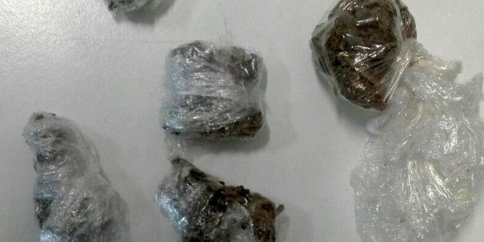 Trovato in possesso di hashish, la nascondeva sotto il sedile dell’auto